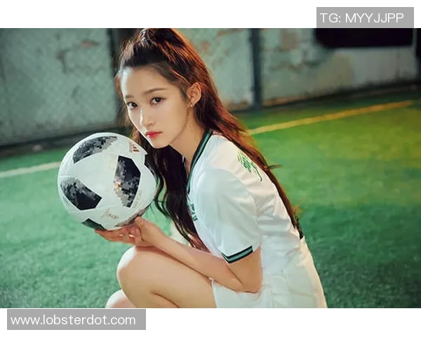 足球明星脚踩球的精彩瞬间展现运动魅力与技术之美 足球明星脚踩球的精彩瞬间展现运动魅力与技术之美